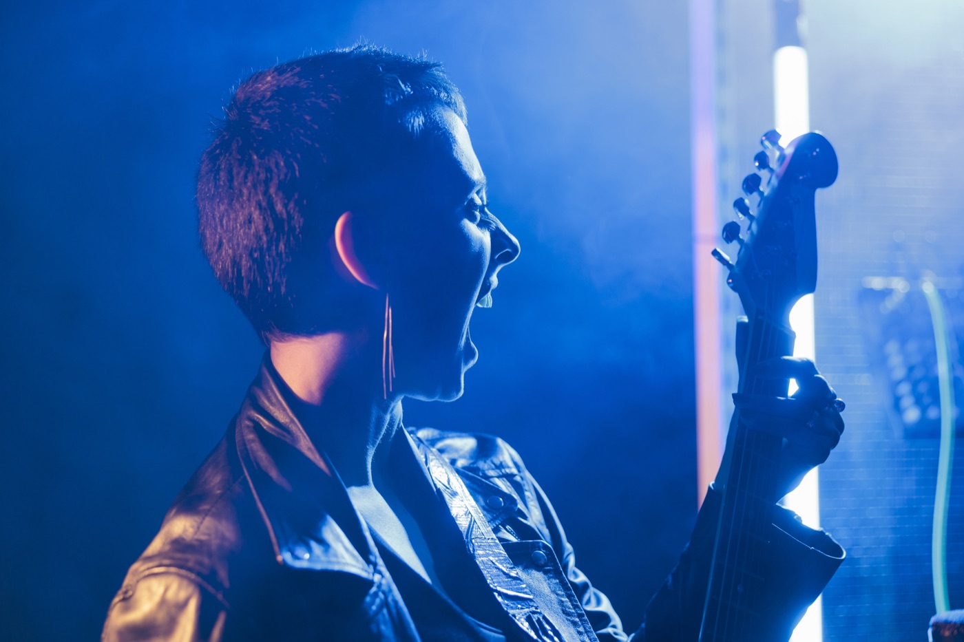 Gitarzysta grający heavy metal w studiu