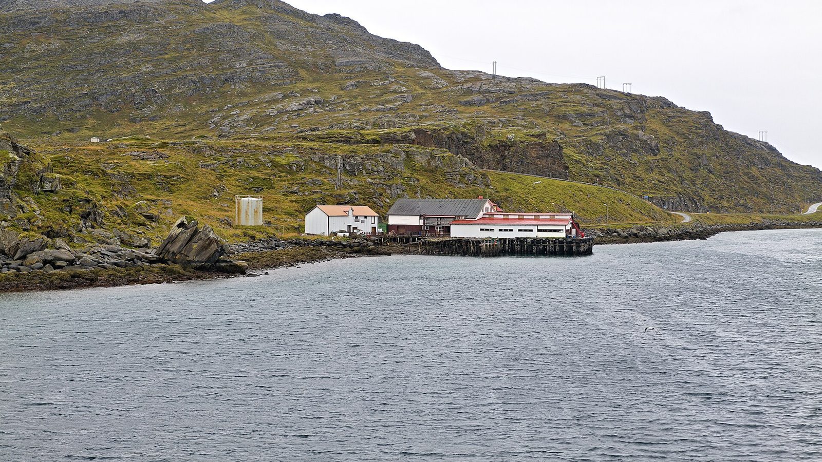Zabudowania nad wodą w Havøysund widziane z pokładu Hurtigruten