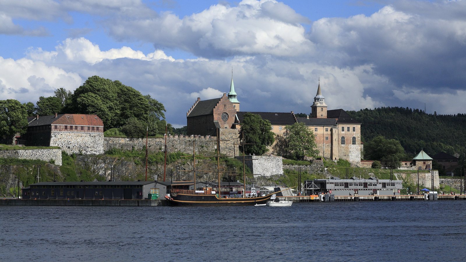 Twierdza Akershus w Oslo widziana od strony fiordu