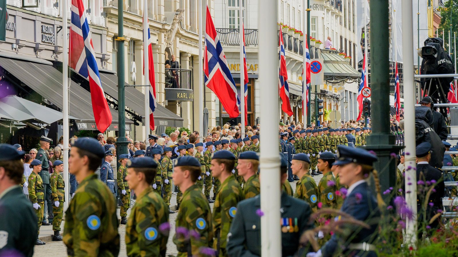 Żołnierze i służby ustawione wzdłuż Karl Johans gate w Oslo podczas uroczystości państwowych