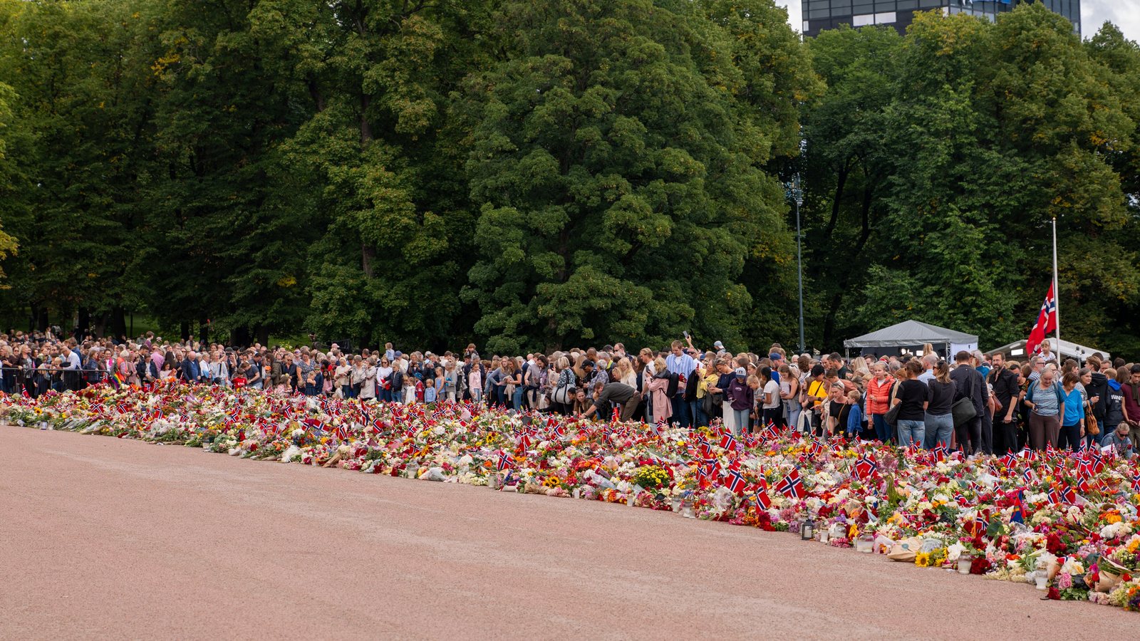 Kwiaty złożone przed Pałacem Królewskim w Oslo po śmierci króla Haralda V
