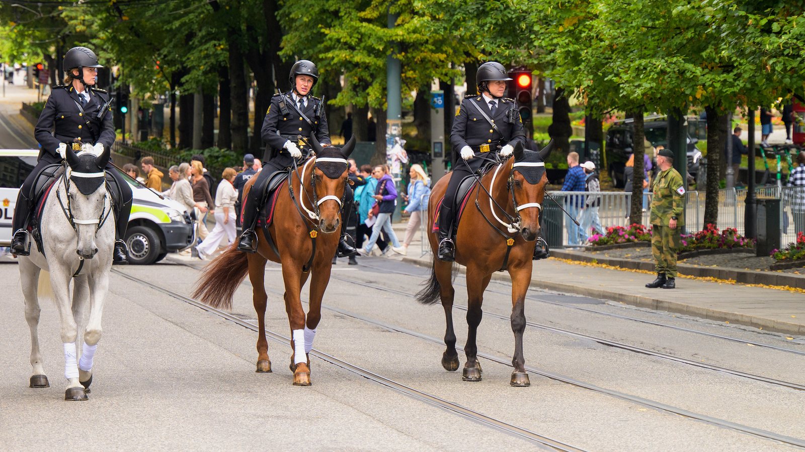 Policja konna na ulicy w centrum Oslo podczas uroczystości państwowych