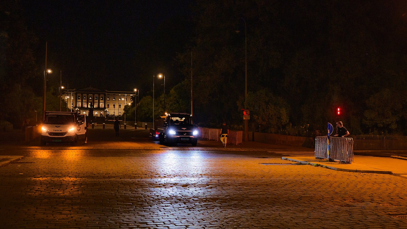 Nocne przygotowania i barierki na Karl Johans gate przed Pałacem Królewskim w Oslo