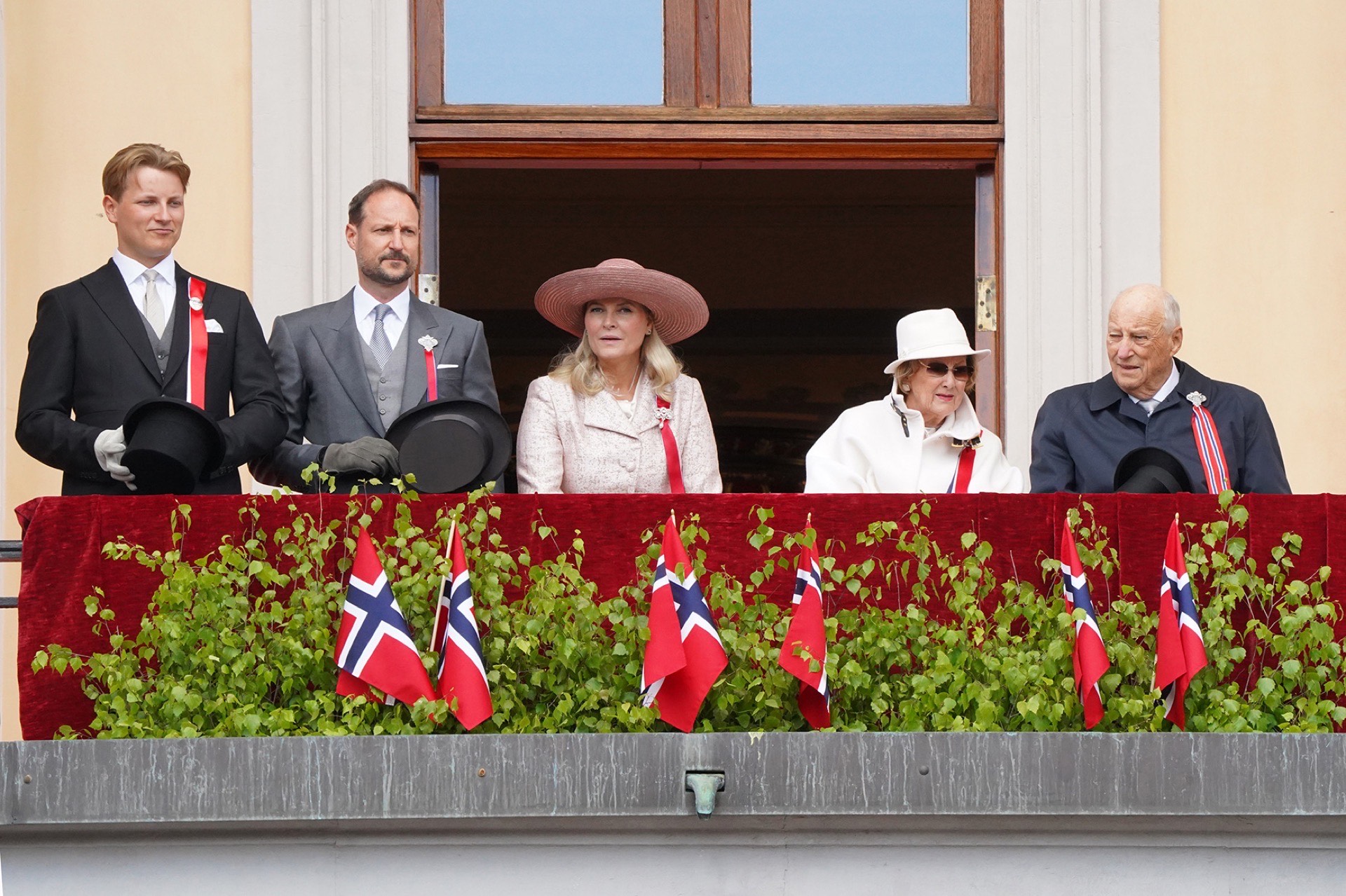 Norweska rodzina królewska na balkonie Pałacu Królewskiego w Oslo