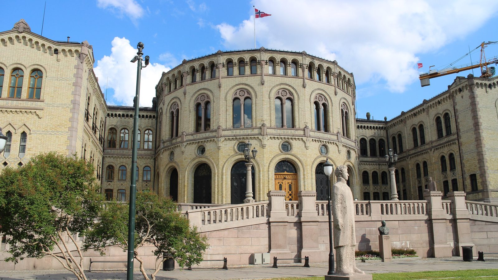 Budynek norweskiego parlamentu Stortinget w Oslo w słoneczny dzień