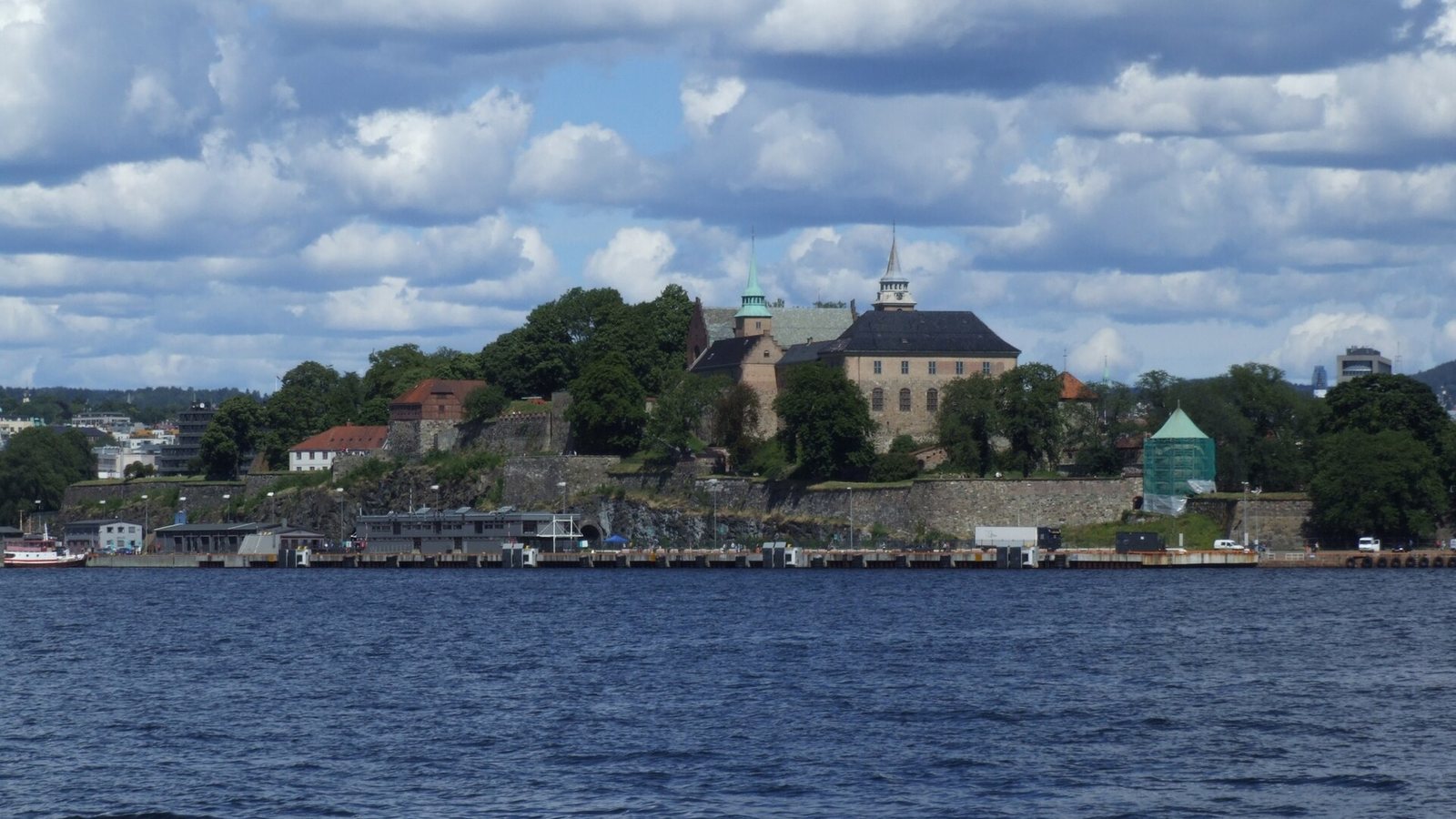 Twierdza Akershus w Oslo widziana od strony fiordu