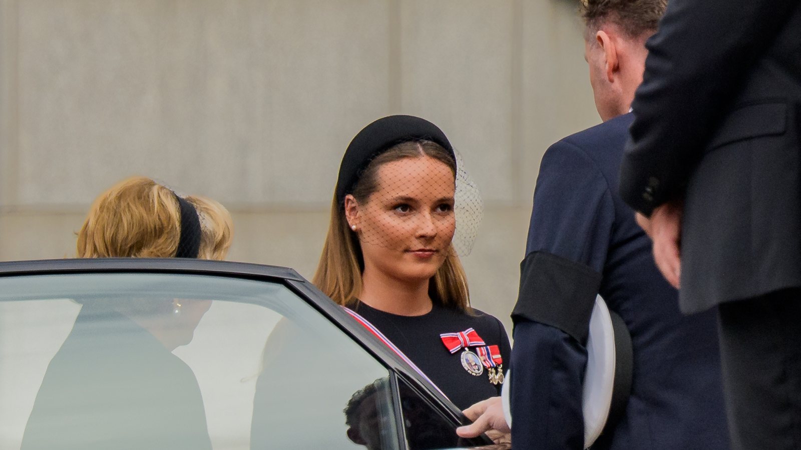 Księżniczka koronna Ingrid Alexandra w żałobnym stroju przed Stortingiem w Oslo