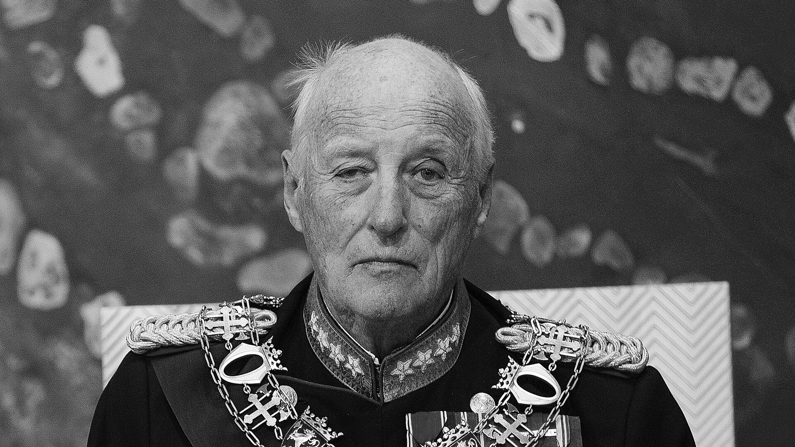 Król Harald V w mundurze galowym – czarno-białe zdjęcie