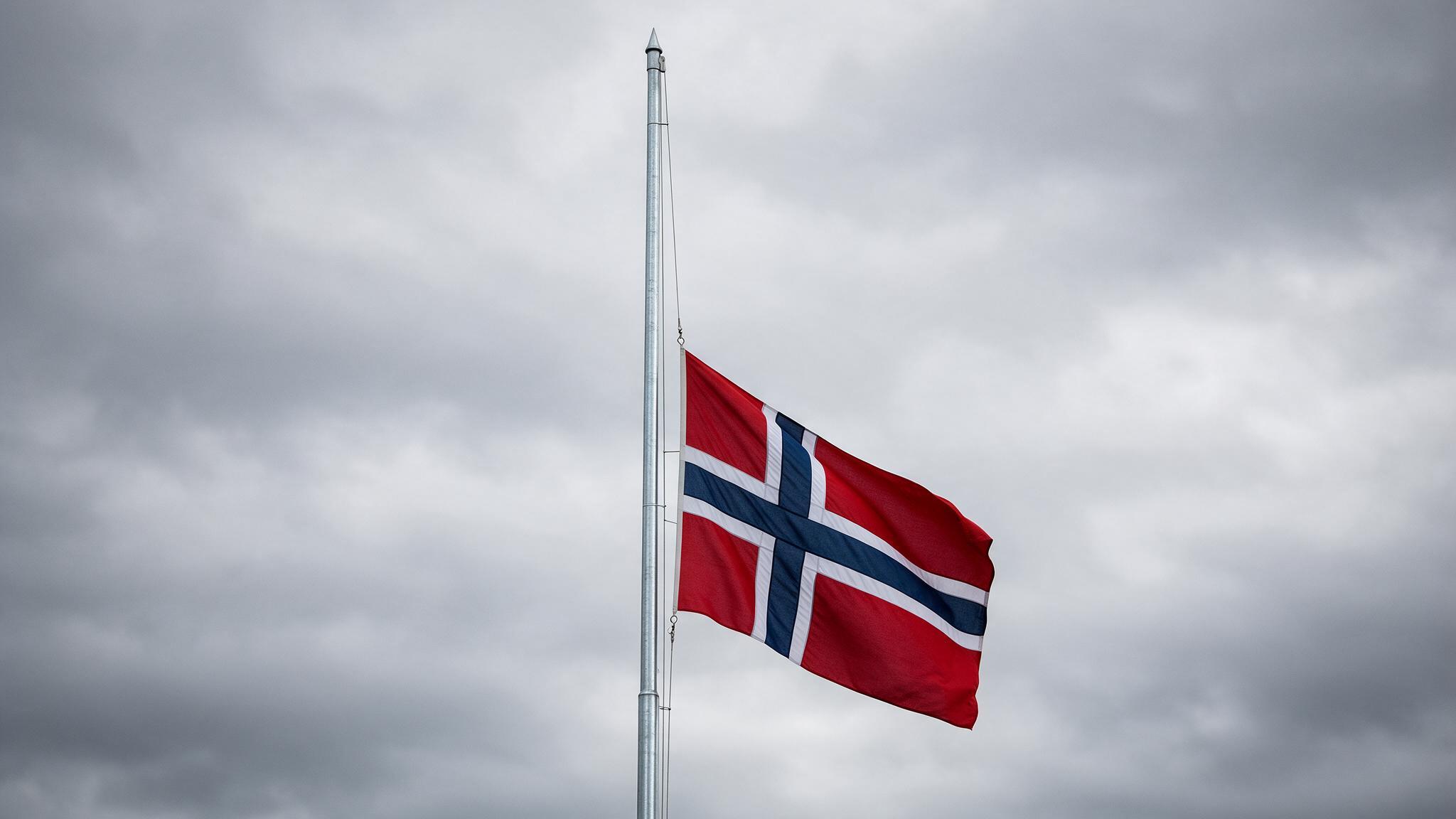 Norweska flaga opuszczona do połowy masztu