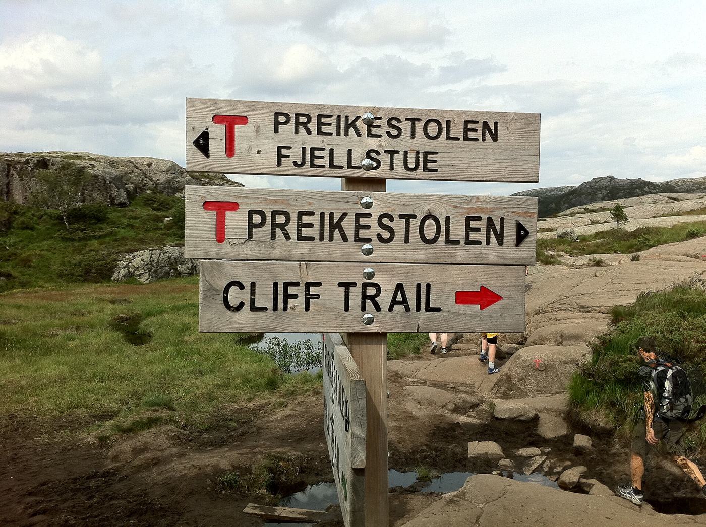 Drogowskaz przy szlaku: Preikestolen Fjellstue, Preikestolen i Cliff trail