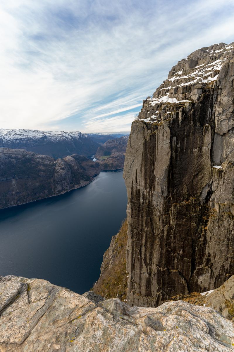 Widok na Lysefjord i sąsiednie skały obok Preikestolen