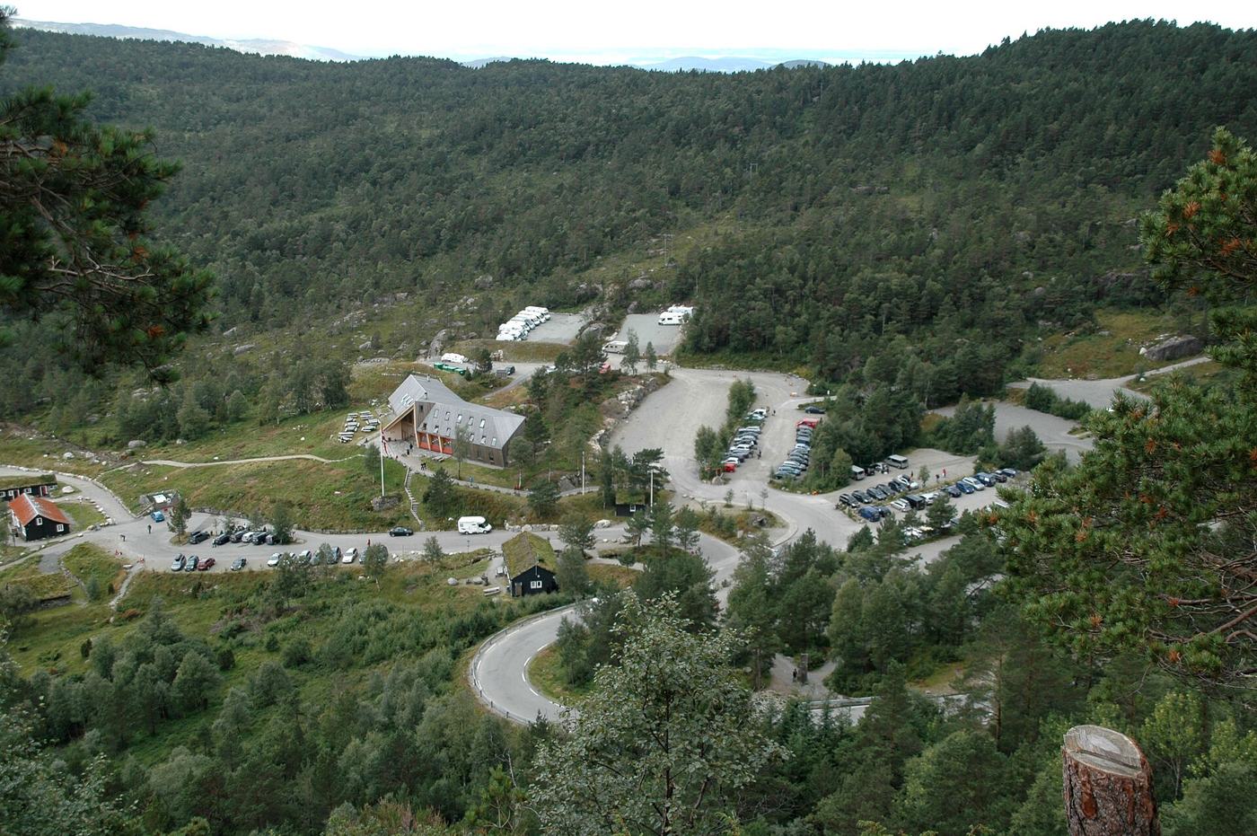 Widok z góry na parkingi i budynek Preikestolen Fjellstue wśród lasu