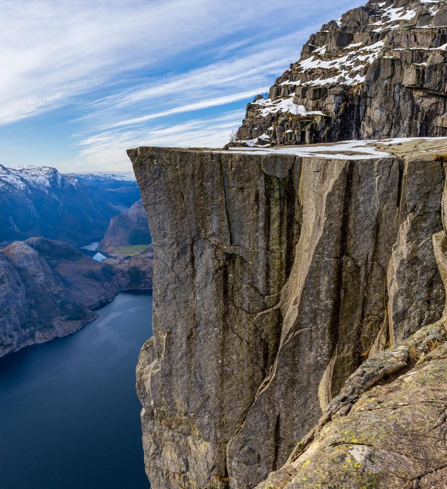 Pionowa ściana Preikestolen opadająca do Lysefjordu