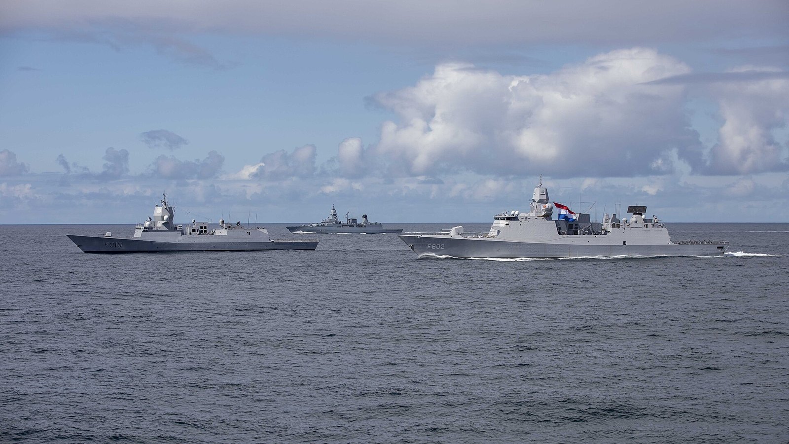 Norweska fregata KNM Fridtjof Nansen płynie w szyku z okrętami sojuszników na Atlantyku