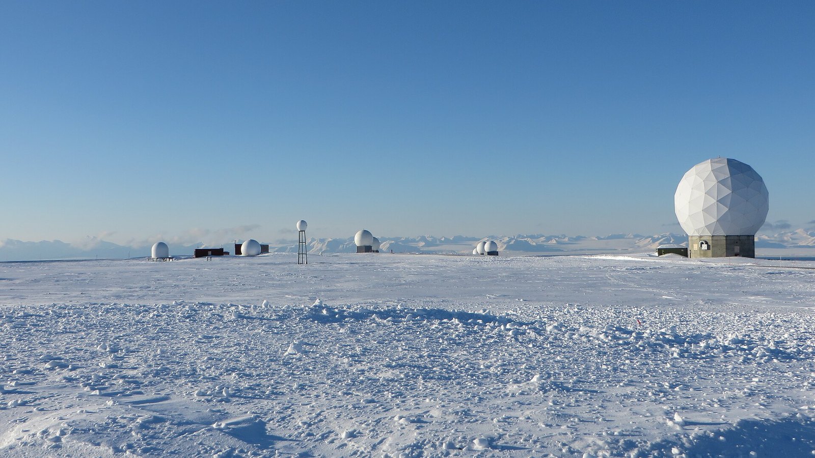 Kopuły anten satelitarnych Svalbard Satellite Station na ośnieżonym płaskowyżu Platåberget