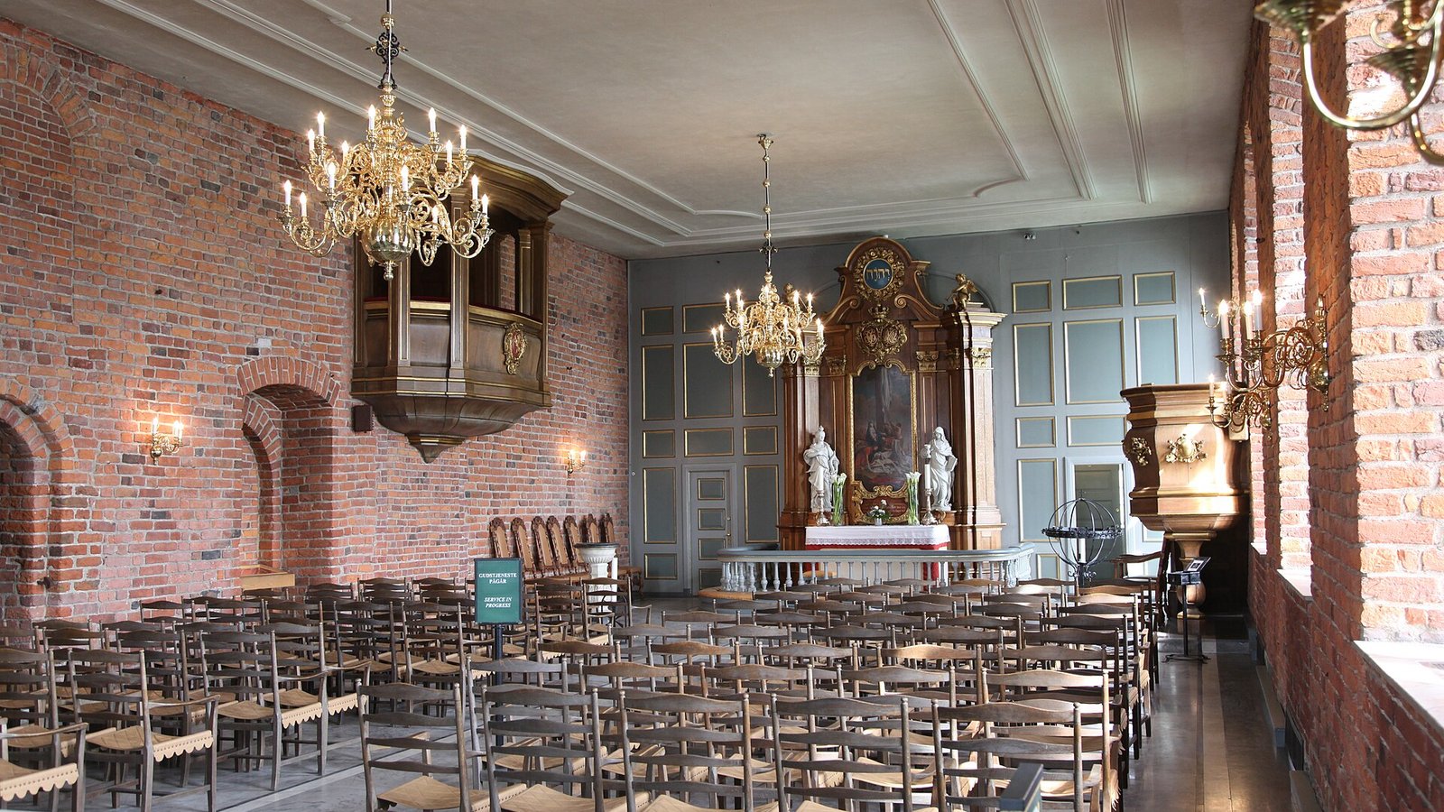 Wnętrze kościoła zamkowego na Akershus w Oslo, w którego krypcie mieści się królewskie mauzoleum