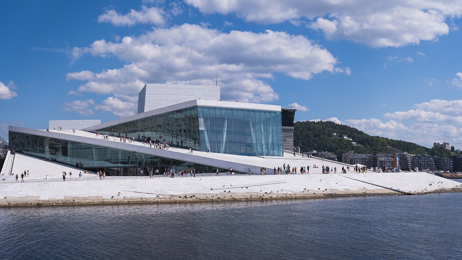 Gmach Opery Narodowej w Oslo zaprojektowany przez pracownię Snøhetta