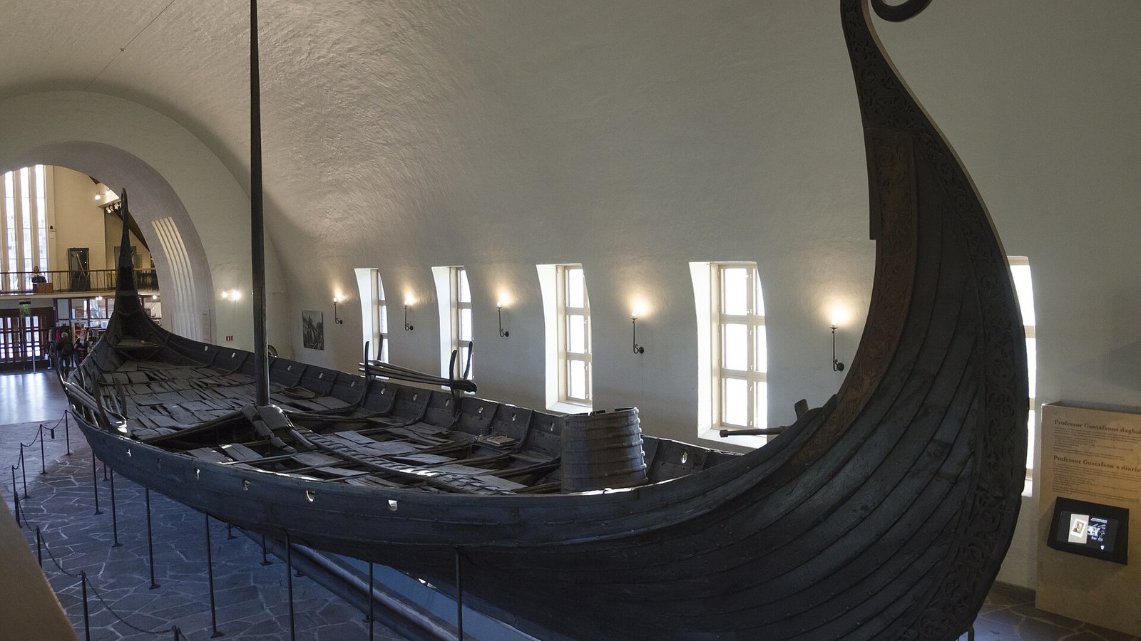 Statek z Oseberg w muzeum w Oslo – wikiński okręt użyty jako grobowiec