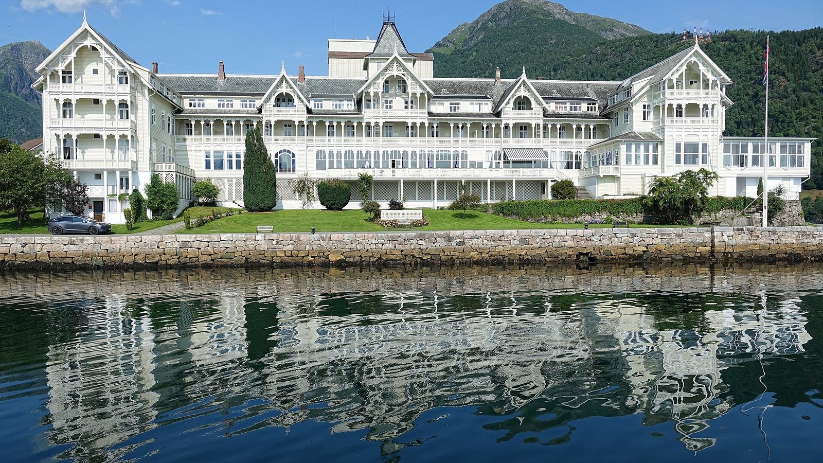 Hotel Kviknes w Balestrand nad Sognefjordem odbijający się w wodzie