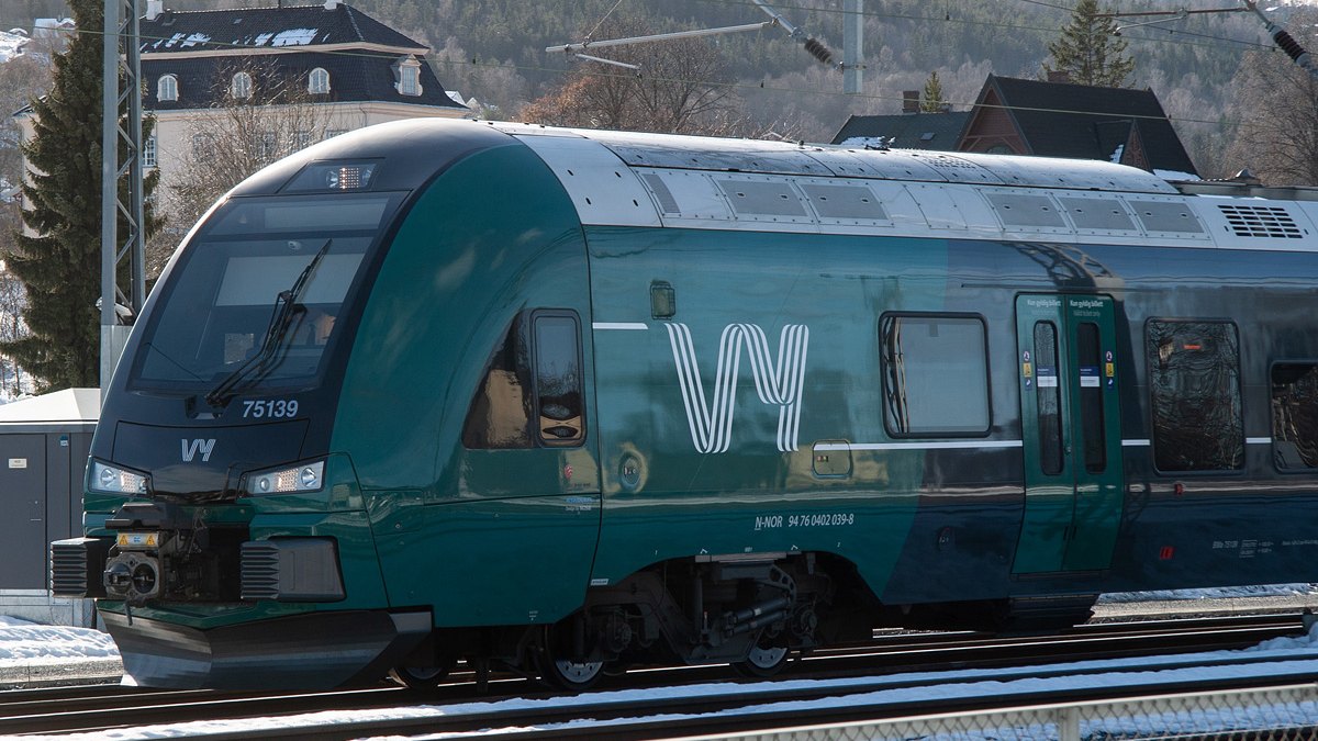 Pociąg Vy typu 75 w barwach przewoźnika na bocznicy Sundhaugen w Drammen
