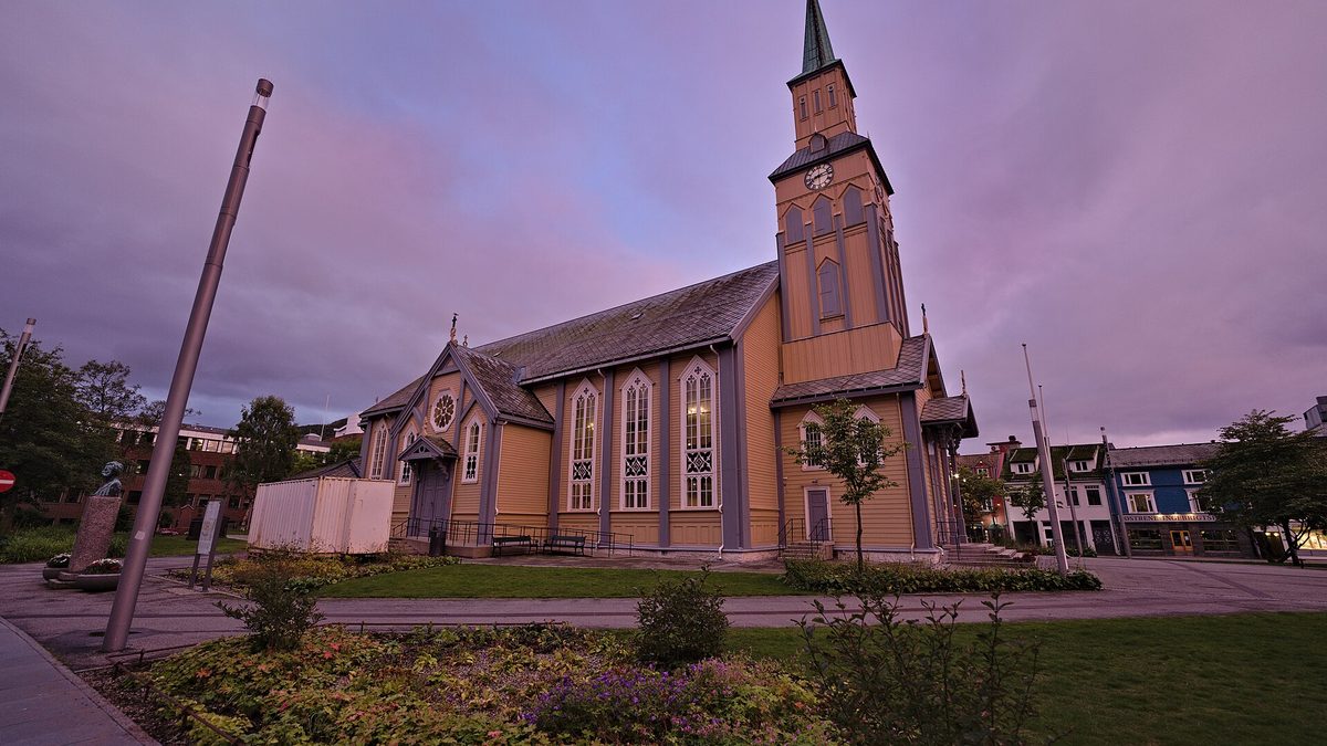 Drewniana, neogotycka katedra w centrum Tromsø o zmierzchu