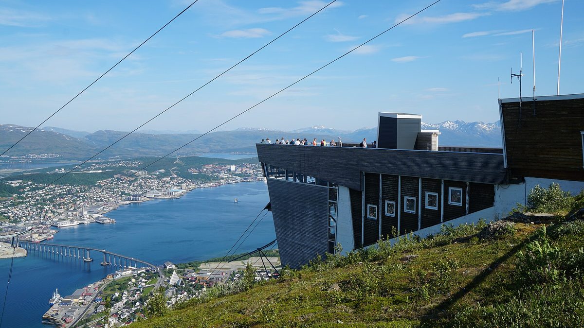 Górna stacja kolejki Fjellheisen z widokiem na Tromsø, most i cieśninę