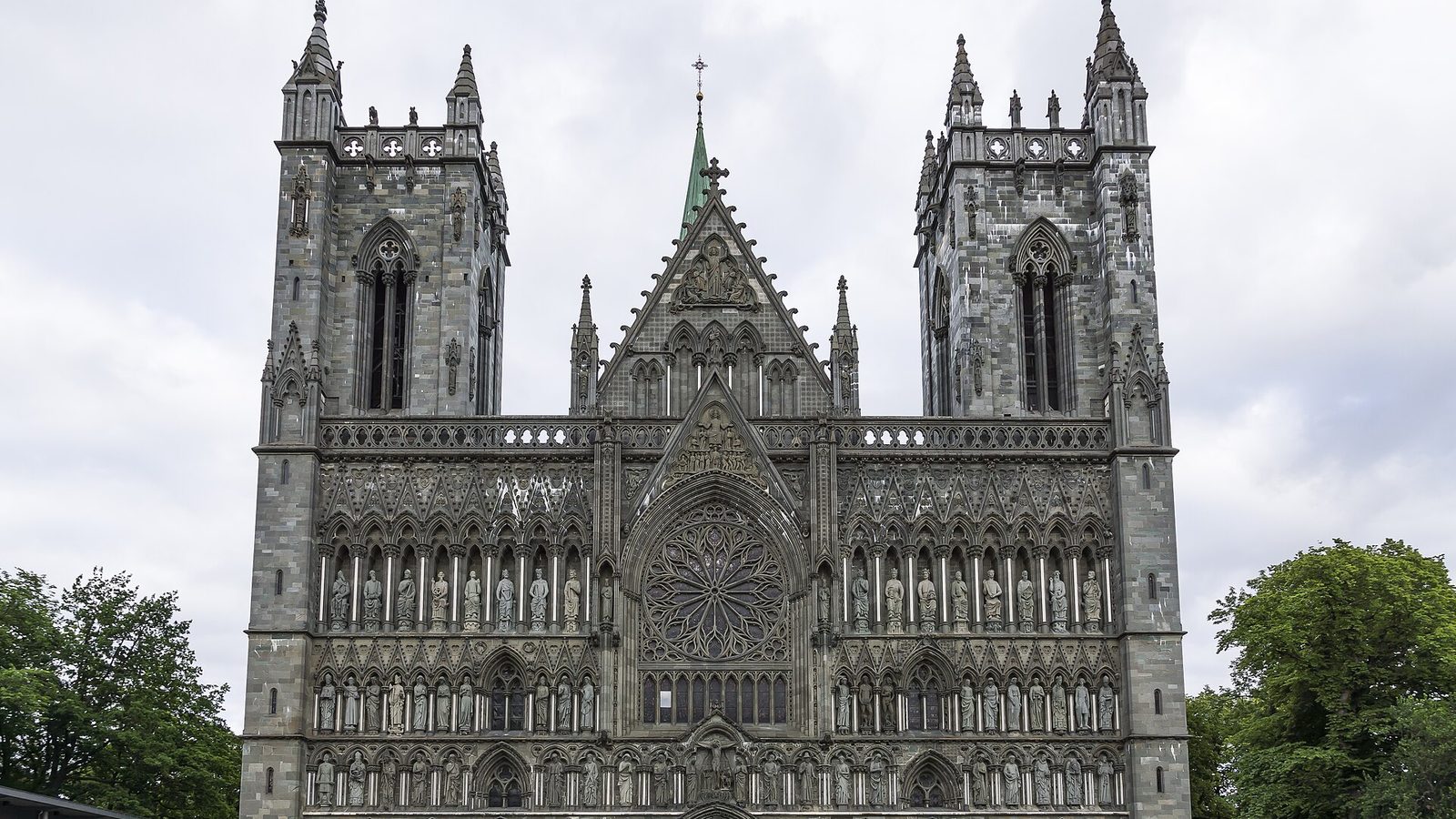 Zachodnia fasada katedry Nidarosdomen w Trondheim